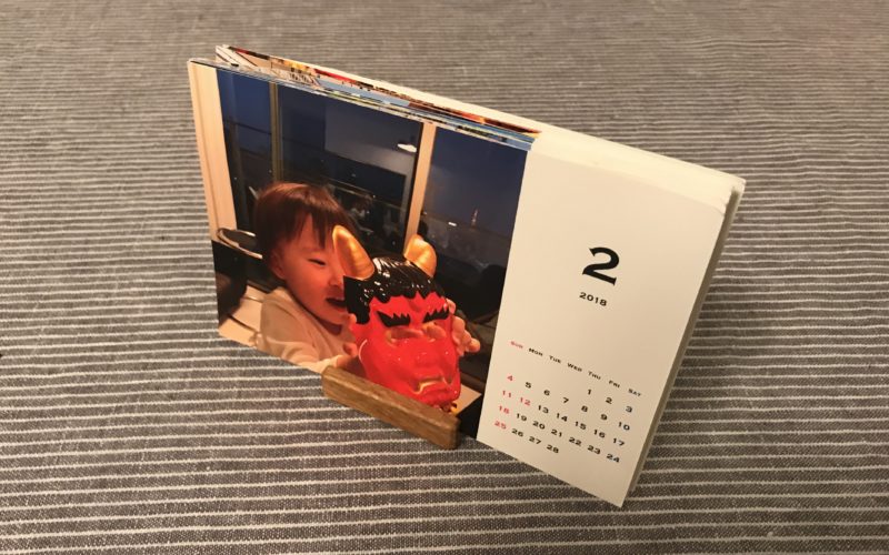 机の上に置かれた1歳児が映る卓上カレンダー