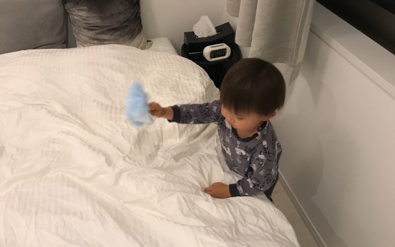 ハンディワイパーで新居の掃除をする1歳児